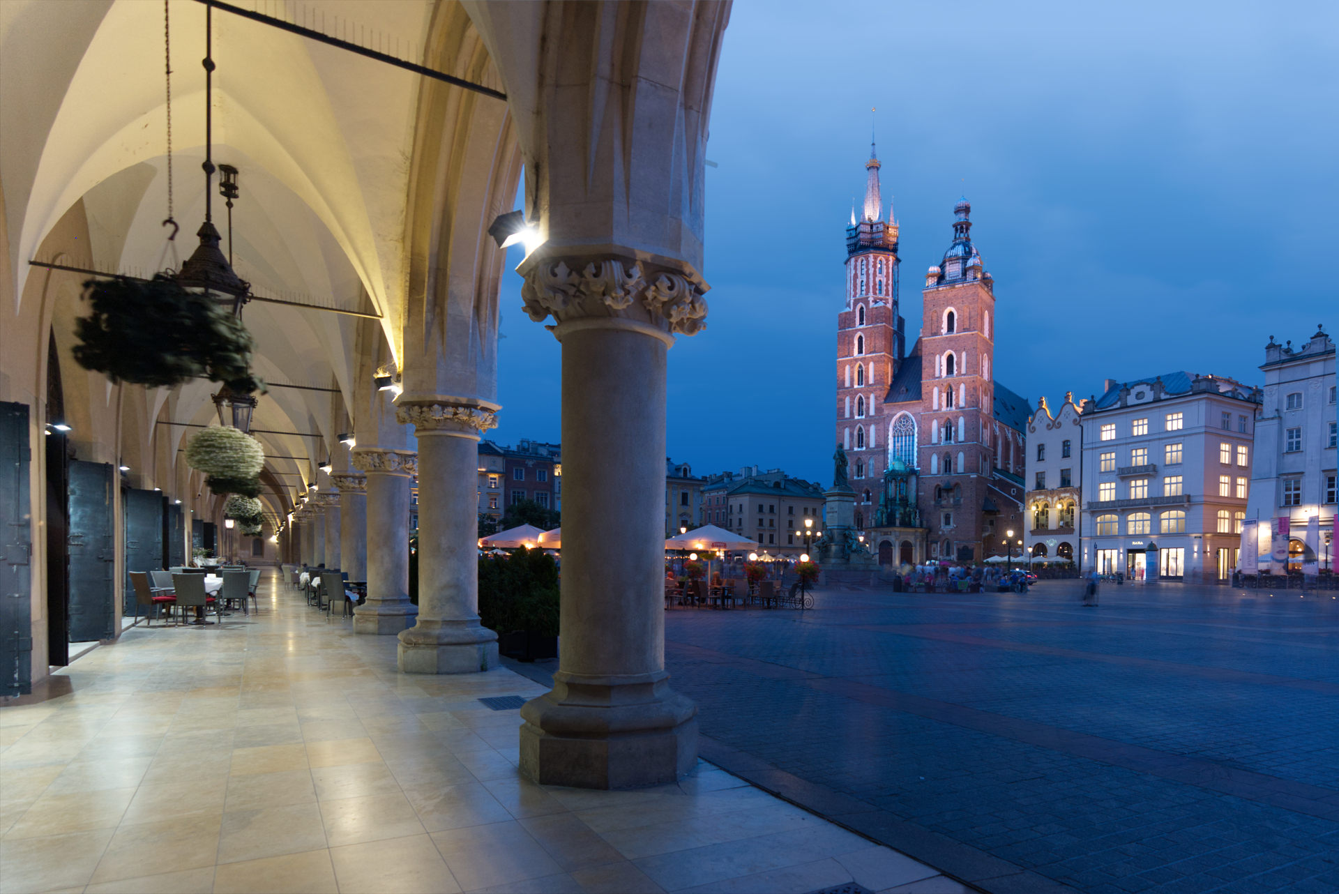 Marienkirche und Arkaden der Tuchhallen