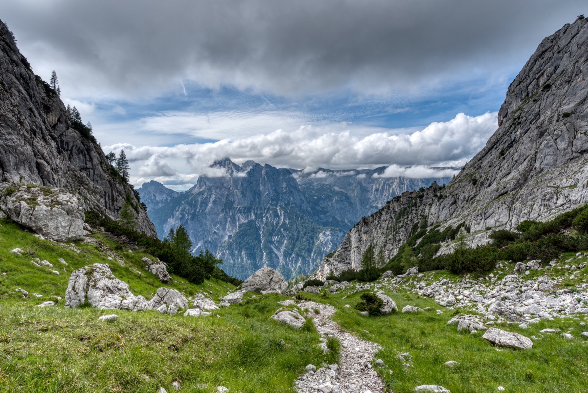 Ausstieg aus dem oberen Ofental hinten Reiteralpe